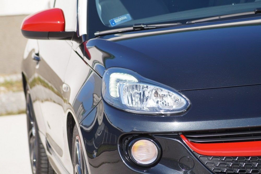 Opel Adam: városból kihajtani tilos! 10 A duci alapformát agresszívan ellapítja a széles fényszóró; talán ez az apró motívum teszi, hogy az Adam nem kimondottan női autó, fiúk sem néznek ki hülyén benne