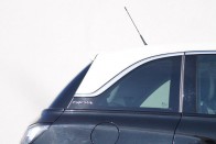 Opel Adam: városból kihajtani tilos! 55 A képen a fényezést tessék figyelni: pár ezer kilométer alatt már szálasra koptatta a gépi mosó. Praktikusabb a metálfény az alapnál!