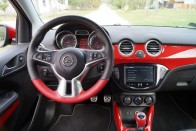 Opel Adam: városból kihajtani tilos! 57 A kormánykarima alsó részének színe és a színes váltógomb együtt 25 ezer forint