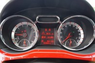 Opel Adam: városból kihajtani tilos! 58 A fordulatszámmérőn látható: ez egy Stop-Startos, a motort rövid megállások esetén takarékosan leállító változat. A rendszer felára százezer forint