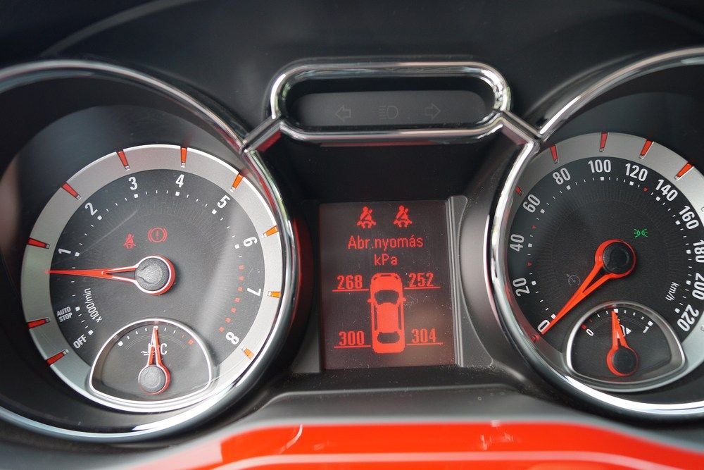 Opel Adam: városból kihajtani tilos! 20 Keréknyomás-ellenőrző rendszer, 40 ezer forintért. A guminyomás-érték meglepően magas: közepes terheléshez elöl 2,6, hátul 3,2 bart ír a kézikönyv!