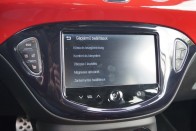 Opel Adam: városból kihajtani tilos! 62 Az érintőképernyős központi kijelző grafikája kissé bántóan egyszerű, de a menü felépítése logikus. Navi nincs a kocsiban, a GM okostelefonos alkalmazását kell használnunk, ennek képét viszont megjeleníti az LCD