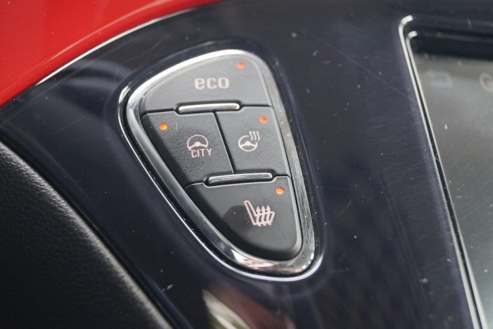 Opel Adam: városból kihajtani tilos! 93 Kormányfűtés, ülésfűtés, extra rásegítés a kormányon: a három gomb megnyomásával indultam el minden októberi reggelen az Adammal