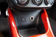 Opel Adam: városból kihajtani tilos! 67 USB, AUX és egy konnektor