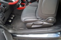 Opel Adam: városból kihajtani tilos! 71 Elöl magasabbak is kényelmesen beállíthatják a kormány-pedál-ülés háromszöget, de egy 180 centis felnőtt már bajosan fér el maga mögött