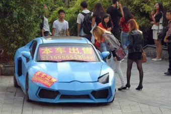 Pofátlanul, utcán árulta a hamis Lamborghinit