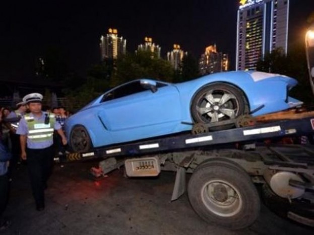 Pofátlanul, utcán árulta a hamis Lamborghinit 8