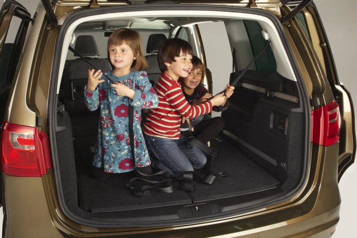 Top 10: Melyik kocsiba fér a legtöbb csomag? 7 5. SEAT Alhambra/VW Sharan, 885 liter (2430 l). Az ötszemélyes kivitel csomagtere azért is ennyire tágas, mert nem csökkentik a csomagtartó magasságát a padlóba hajtott ülések