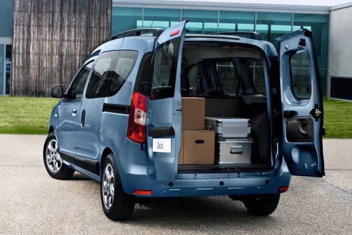 Top 10: Melyik kocsiba fér a legtöbb csomag? 4 8. Dacia Dokker, 800 liter (3000 l). A Logan MCV helyé három autó tölti be. A Logan kombi, az 5/7 üléses Lodgy illetve a kisteherautóként is kapható, tolóajtós és szigorúan ötszemélyes Dokker