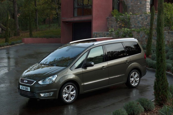 Top 10: Melyik kocsiba fér a legtöbb csomag? 6 6. Ford Galaxy 830 liter (2325 l) Mivel a Galaxy 9 020 000 forintos alapárában nincs benne a harmadik üléssor, ötszemélyesként bődületes csomagtartót kínál