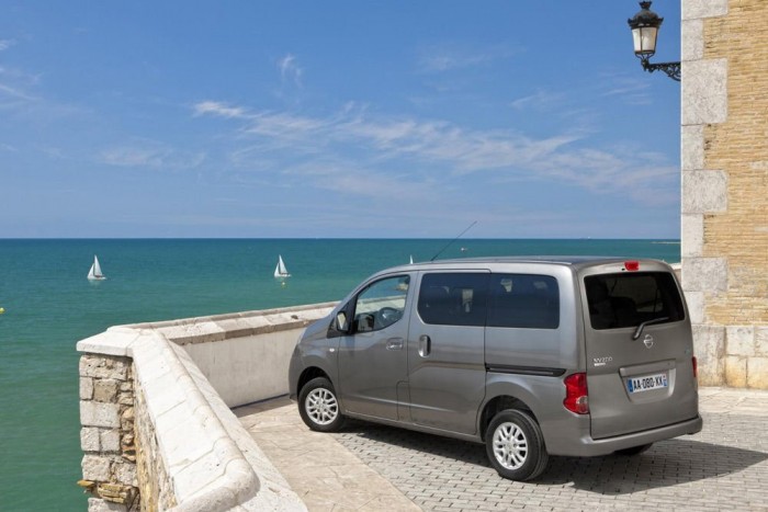 Top 10: Melyik kocsiba fér a legtöbb csomag? 8 4. Nissan Evalia/NV200 kombi, 900 liter (3000 l) Az NV 200 a hazánkban oly népszerű Vanette Cargo utóda, de nem középmotoros és hátsókerék-hajtásos. A Combi és a szebb kivitelű Evalia csomagtere azért ilyen tágas, mert a kerékdobok nagyon keskenyek, sok köztük a hely és nagyon magas a csomagtér a kalaptartóig. Ennek ára a merev tengelyes hátsó futómű, egy szál laprugóval