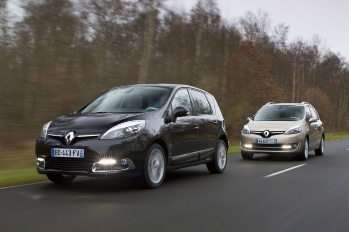 Top 10: Melyik kocsiba fér a legtöbb csomag? 2 10. Renault Grand Scénic 752 liter (2050 l) Az egyterűekkel szemben a legnagyobb kombik csomagtartója is kevés. A tízes listából kimaradt mind a Superb Combi (633 l), mind az E-osztály (695 l)