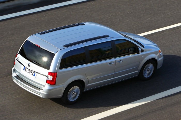 Top 10: Melyik kocsiba fér a legtöbb csomag? 9 3. Lancia Voyager, 934 liter (3912 l). Mivel létezett már Chrysler, Dodge, Plymouth, most pedig Lancia emblémával, talán egyszerűbb Voyagernek hívnunk. Családi utazóautónak nemcsak csomagtere, hanem ötletes és praktikus utastere miatt is beválik. Ám 11 860 000 Ft az alapverzió listaára