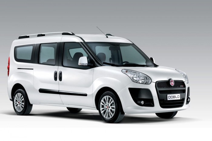 Top 10: Melyik kocsiba fér a legtöbb csomag? 10 2. FIAT Doblo Maxi, 1050 liter (4000 l). A Doblóból az Opel Combóként is kapható rövid szintén beleférne a Top 10-be 790 (3200) literrel, de létezik belőle hosszított verzió. Bő egy köbméterrel a 35 centiméterrel megnyújtott Doblóé az ezüstérem. A FIAT futóműve igényesebb a kategória átlagánál, mert hátul független a kerékfelfüggesztése és még a tolóajtó ablakát is le lehet engedni