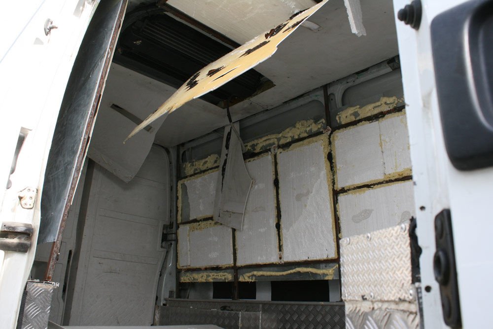 A plafon és az oldalfalak mögött a rejtekhely ebben a hűtőkocsiban