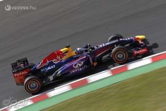 F1: Vettel az élen, Räikkönen a kavicságyban