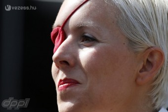 F1: A tavalyi balesetbe halt bele a pilótanő