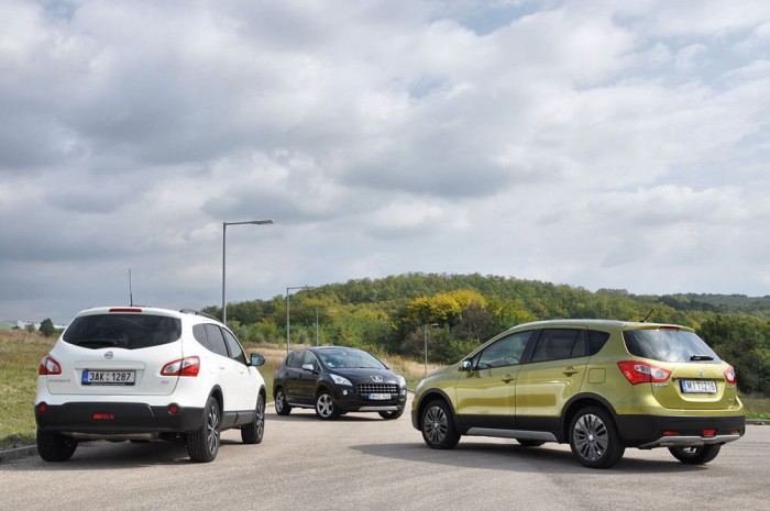 Kényelme és átgondoltabb, igényesebb belső tere miatt a 3008 előnyben van, de nincs belőle 4x4