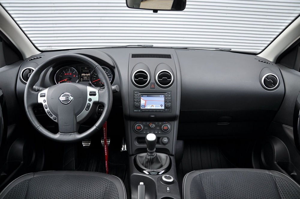 A Nissan felszereltsége megüti a mércét, a 360 fokos kameraképet adó parkoló asszisztens, és navigáció komoly előny, viszont az anyagminőség, és az ergonómia hagy kívánnivalót maga után