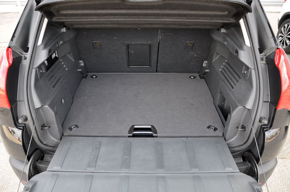 A Peugeot 3008 csomagtere variálhatóságban verhetetlen, a két részben nyíló ötödik ajtó alsó fele kitűnő ülőhely