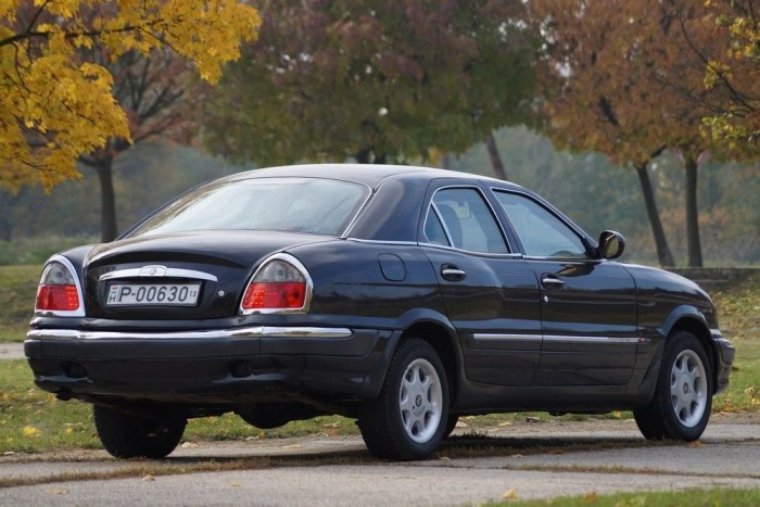 Kicsit nagy az a hátsó lámpa, de amúgy szemnek tetszők az arányok