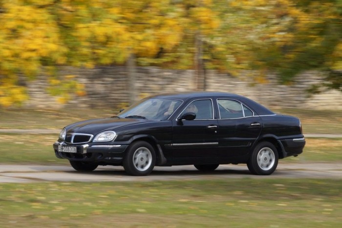 Mesteri a futómű hangolása, a hátsó merev tengely sem érezteti negatív hatásait