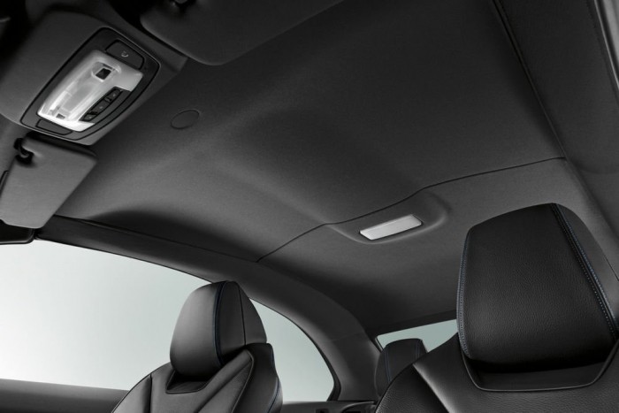 Rezgéscsillapító tetőszigetelés, belső világítás, az elődmodellhez képest érdemben megnövelt fejtér elöl és hátul