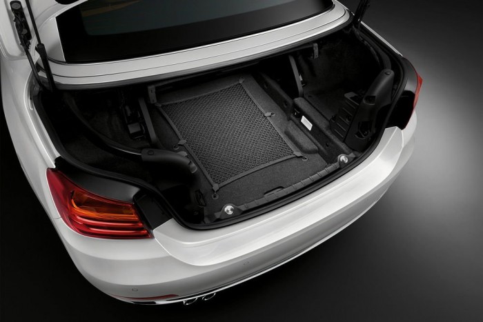 Lenyitott tetővel 220, alaphelyzetben 370 literes a csomagtartó