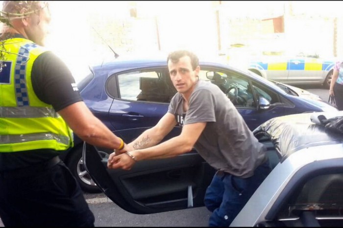 Kisebbségiektől lopott autót, ráfaragott 6