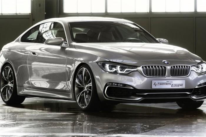 Az új BMW vonzza a csajokat