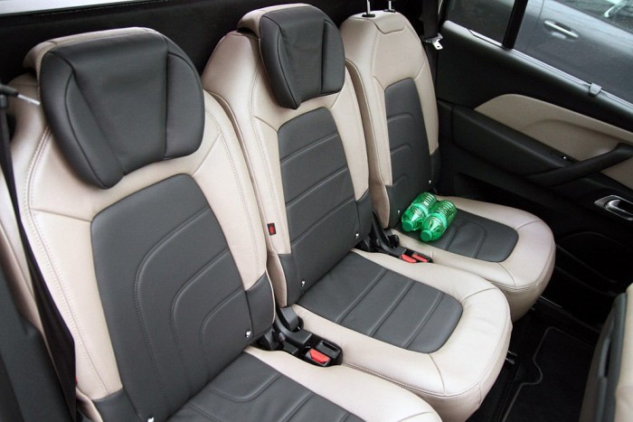 Kényelmesek, és 15 centis sínen tologathatók a dönthető háttámlájú ülések