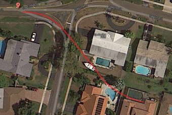 Három ház udvarán hajtott át az autó