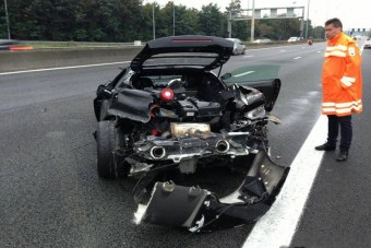 Szétszakadt Ferrari az autópályán