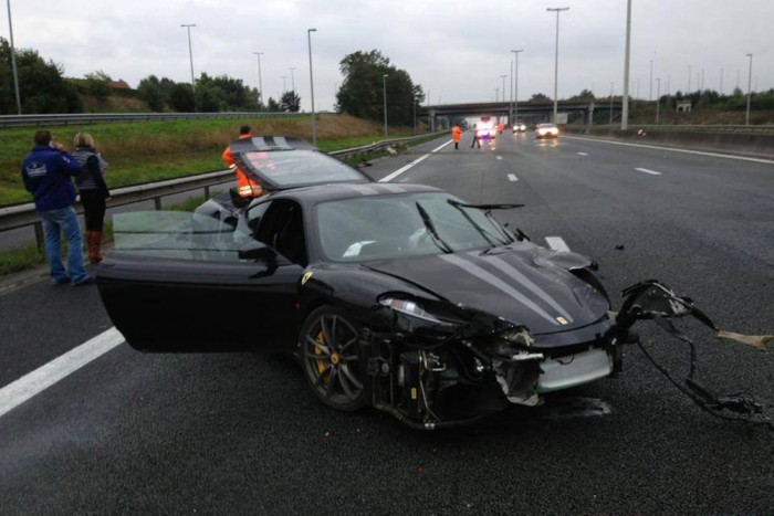 Szétszakadt Ferrari az autópályán 4