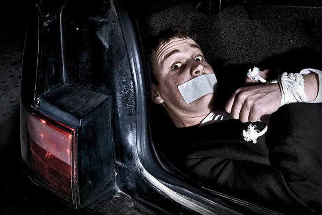 Gyerekpornóst zártak a csomagtartóba