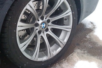 Spórolnak a téli gumival a magyar autósok