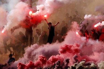 Szétverték a focisták autóit a szurkolók