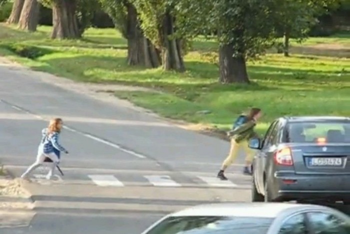 Indulj már, gyalogos! 7 | Vezess A magyar gyerekek már pici korban megtanulják, hogy a zebrán félni kell