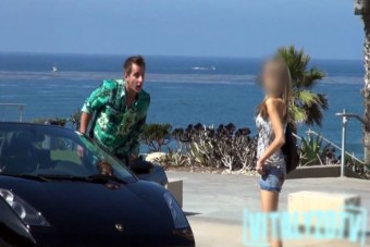 A csajok buknak a drága autókra