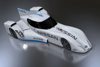 Rajtra kész a Nissan macisajt-versenyautója