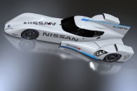 Rajtra kész a Nissan macisajt-versenyautója 15
