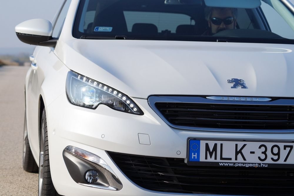 Keskeny fényszórók, PEUGEOT-felirat az oroszlán alatt, ahogy az 508 óta megszokhattuk