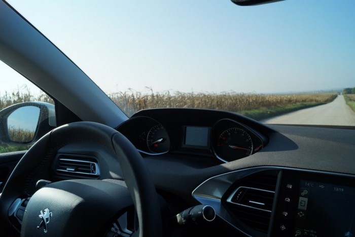 Van, aki sosem bírja megszokni az alacsonyra engedett, picike kormányt - szerintem tök jó