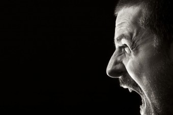 Felborította a pizzafutárt, ráfaragott az autós