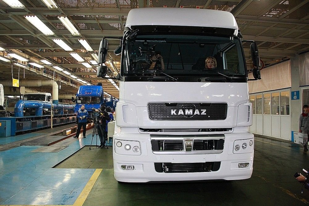 Legördült a gyártósorról az első Kamaz 5490-es nyergesvontató. A tervek szerint ebben a hónapban még további öt készül.