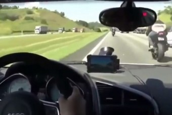 Két motorral versenyzett az Audi, autópályán