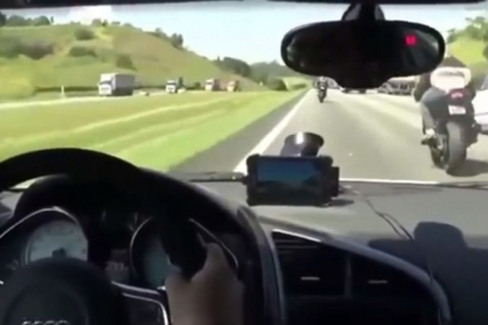 Két motorral versenyzett az Audi, autópályán