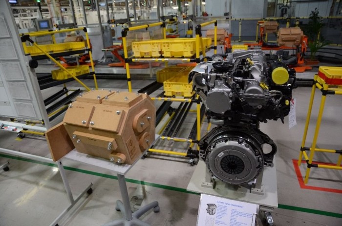 Fából készítettünk vaskarikát 3 Jobbra az 1,6 literes SIDI Turbo benzinmotor, mellette pedig a V8-as forma fából készült blokk