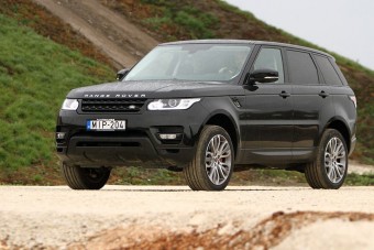 Öltönyös hegymászó