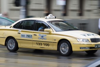 Két nekifutásra három tinédzsert gázolt a taxis